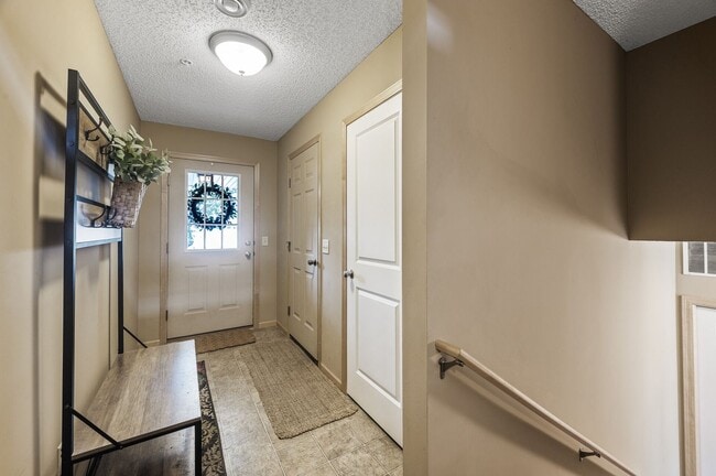 Building Photo - Spacious 3-Bedroom Townhome in Prime Savage/Prior Lake Location