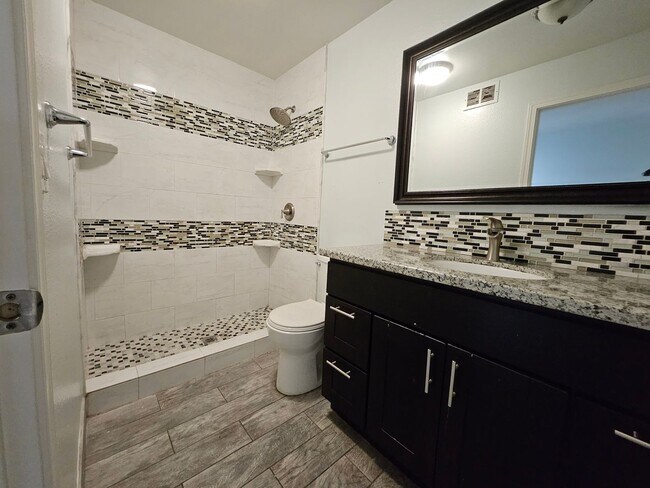 Building Photo - Beautiful 2 Bed Condo