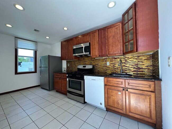 Building Photo - 125 Zabriskie St