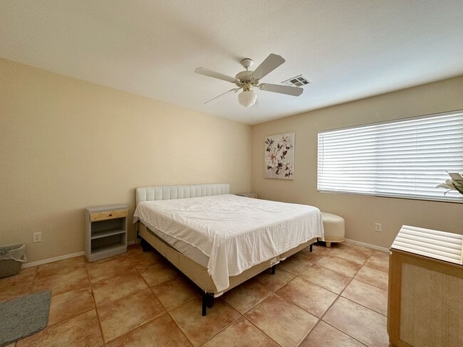 Building Photo - Beautifully Maintained Home Near Schools & Shopping!