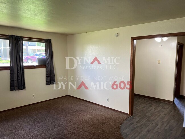 Building Photo - 1BD/1BA Garden Level Apartment in 6-Plex