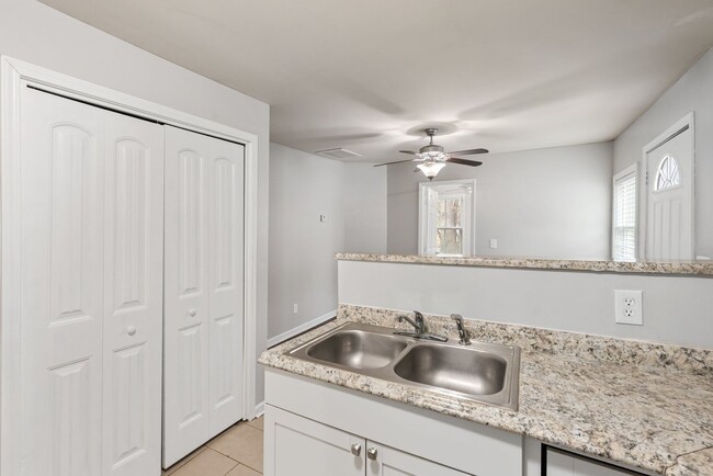 Building Photo - Charming 1 Bedroom, 1 Bath Home Minutes Fr...