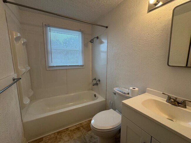 Building Photo - 413 Sandlewood Rd