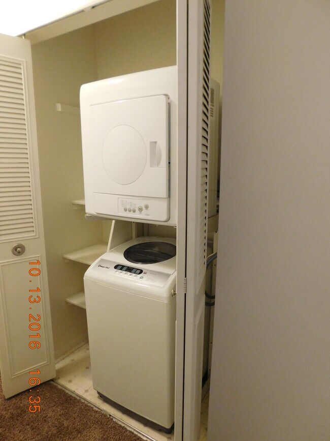 Building Photo - 444 N Fox Hills Dr