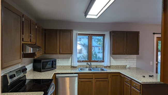 plenty of counter and cabinet space - 5863 Woodland Dr