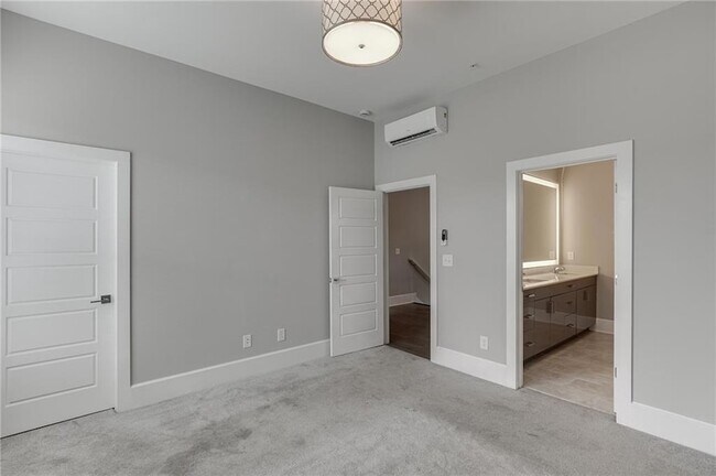 Building Photo - 456 Parkway Dr NE