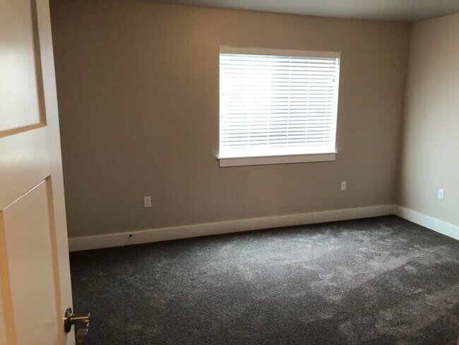 Building Photo - 3360 Davis Ln