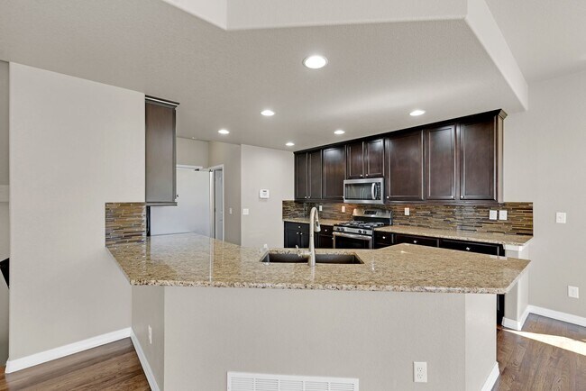 Building Photo - Beautiful home available to move in 08/04/...
