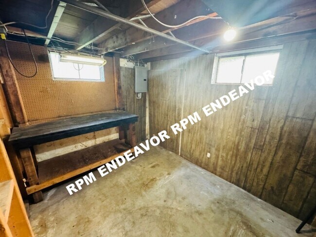 Building Photo - 4 Bed | 2 Bath | Pet Friendly | Spacious ,Fenced in Yard!
