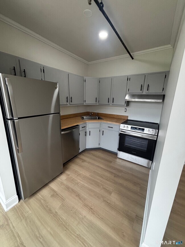 Building Photo - 222 Williams St E