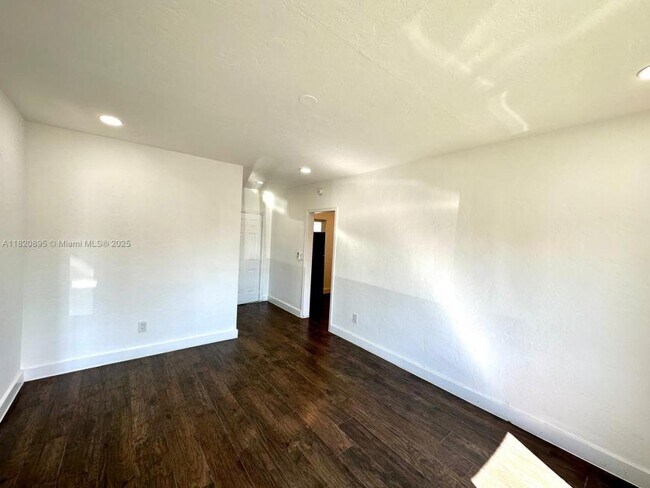 Building Photo - 2 bedroom in Miami FL 33162