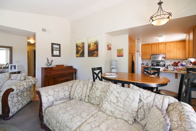 Building Photo - Santa Fe Hills Detached Home