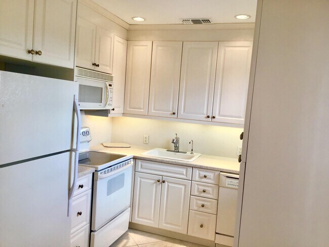 Building Photo - 336 Brighton H