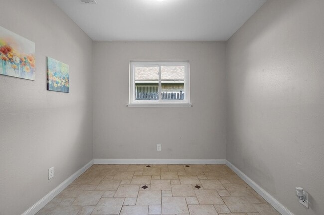 Building Photo - 2121 Sunrise Trail