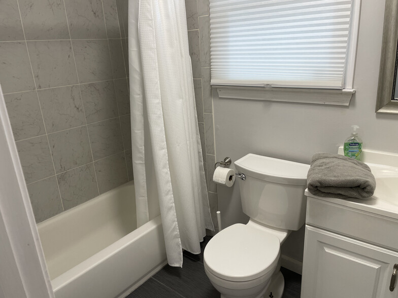 Bathroom - 35 Taylor Pl