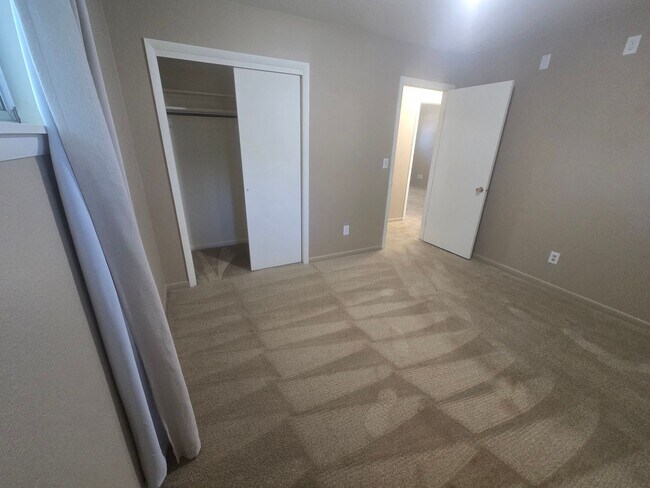 Building Photo - Rural 3 Bedroom Home in Fort Collins with Attached Garage and HUGE Yard Now Available! NO HOA!