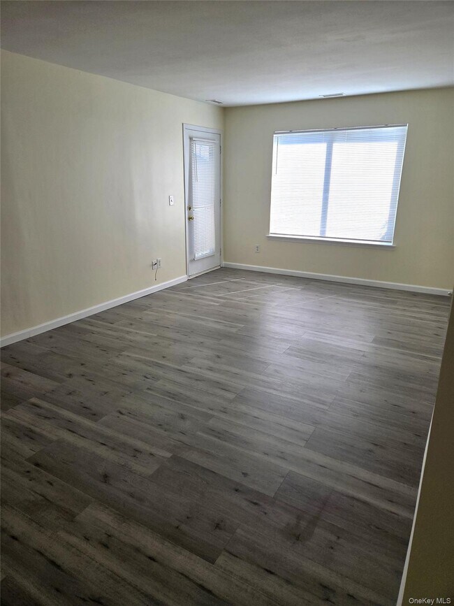 Building Photo - 868 Birchwood Park Dr
