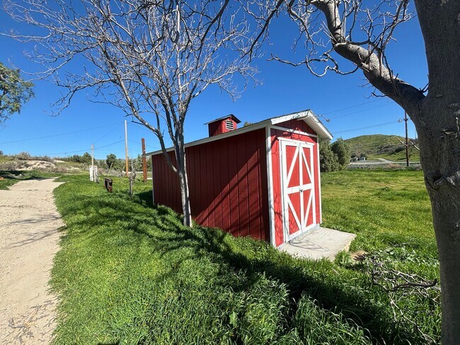 Building Photo - Single-Story Horse Property on 2 Acres in Canyon Country!