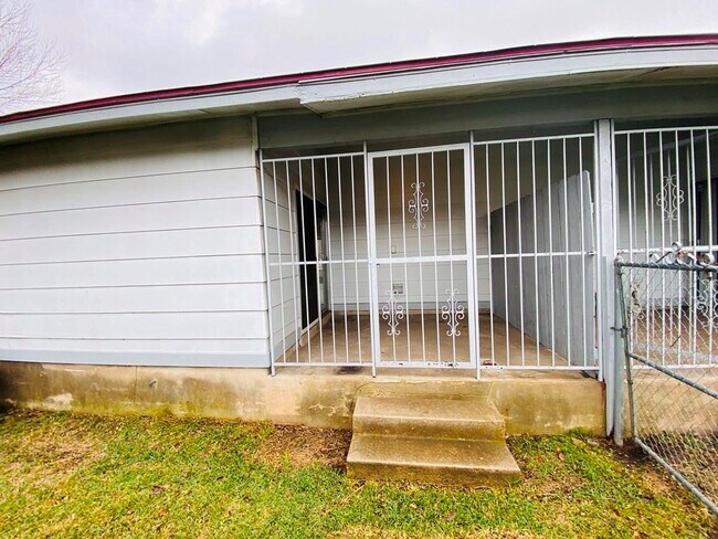 Building Photo - 1710 Ledgewood Dr