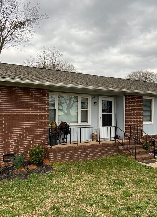 Primary Photo - 190 Kensington Dr