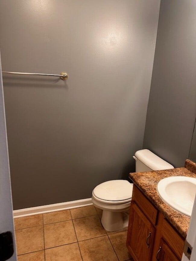 Building Photo - MOVE IN READY!