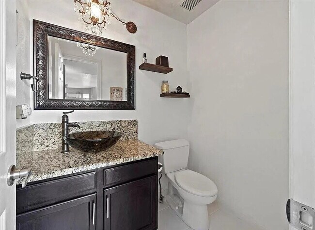 Building Photo - OMG this is a Stunning Large 5 BR House