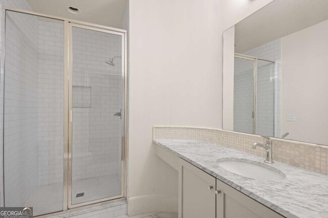 Building Photo - 689 Fraser St SE