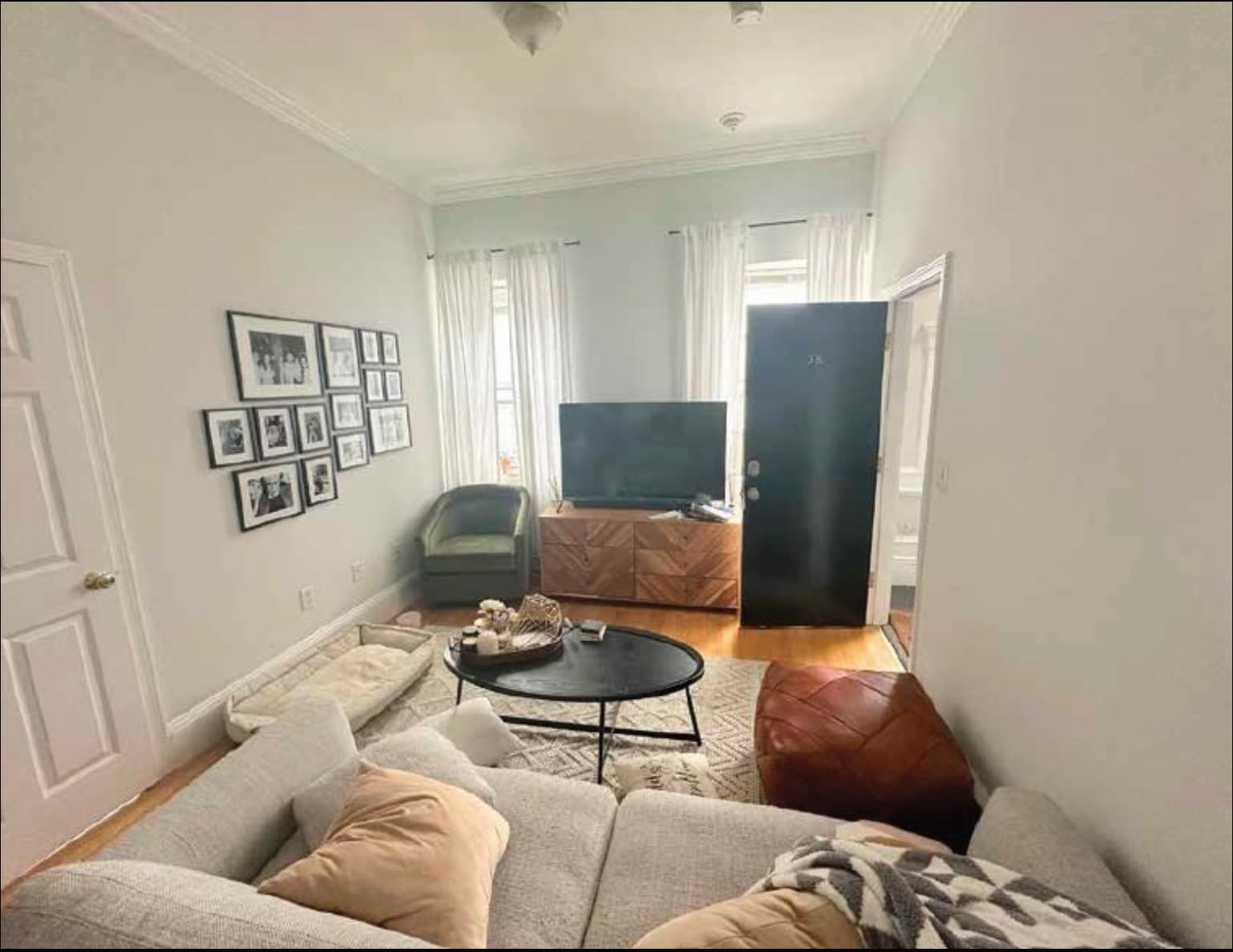 Building Photo - 716 E 6th St