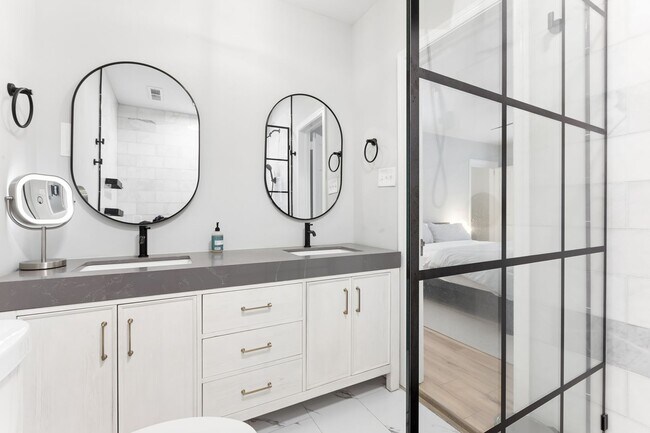Building Photo - Fully Furnished Mid-Term Rental with Utilities Included!!
