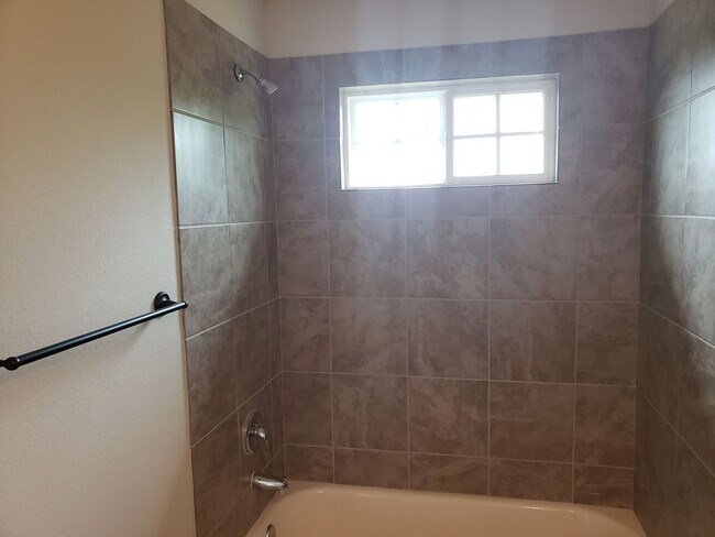 Building Photo - Town home for rent