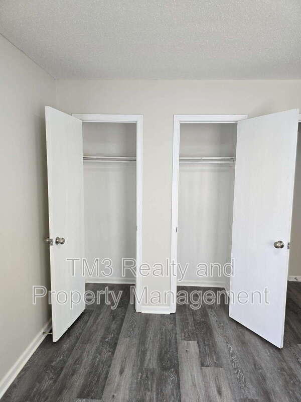 Building Photo - 1602 E Kansas City Rd