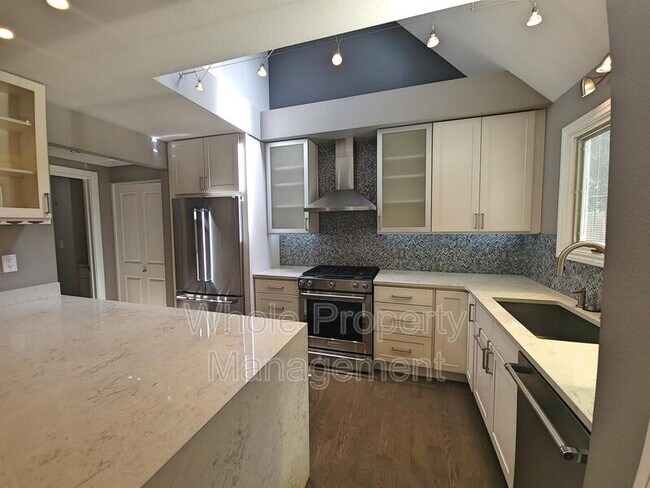 Building Photo - 434 Emerson St