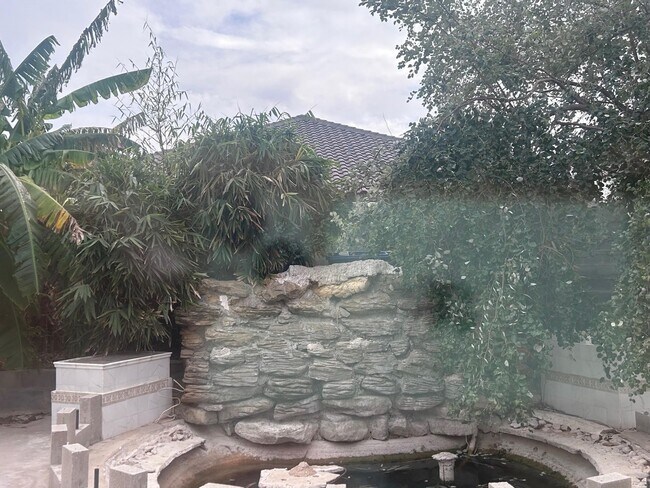 Building Photo - 2811 T.S Eliot Dr