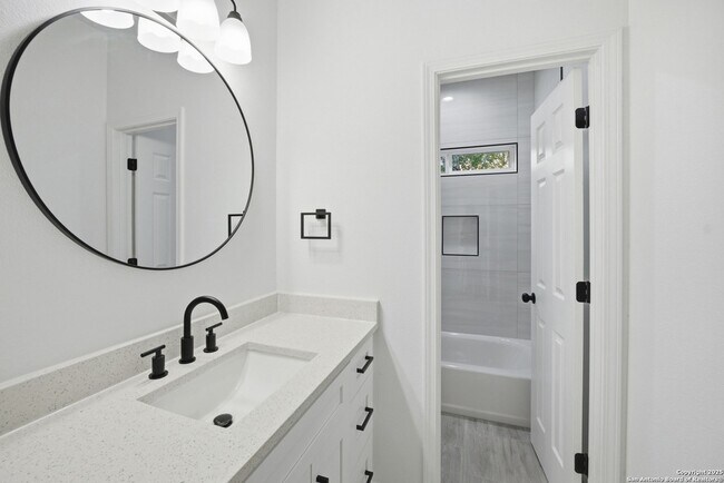 Building Photo - 207 Deer Oaks Dr