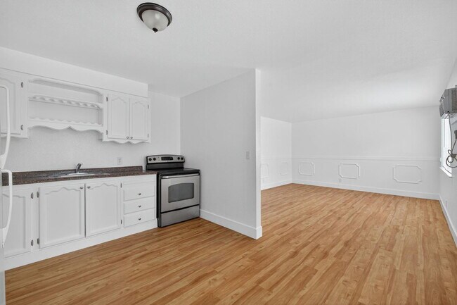 Building Photo - 2-Bedroom 1-Bath Gem- $1395/month!