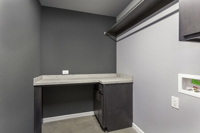 Building Photo - Stylish, Modern, Nearly New | 4-Bed | 2-Bath | Deer Creek Schools