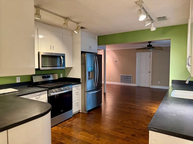 Building Photo - Classic Three Bedroom Home in Hilton Head ...