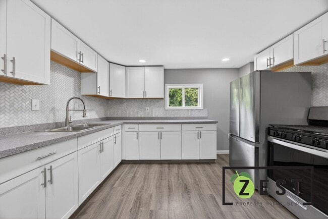 Building Photo - Beautiful Updated 4 Bed 1.5Bath Colonial **Open House Sunday June 21st from 1pm to 2pm**