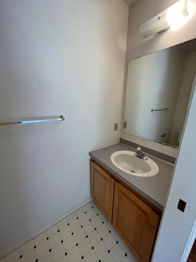 Building Photo - 3 Bed 1.5 Bath Townhouse w/ Garage Close t...