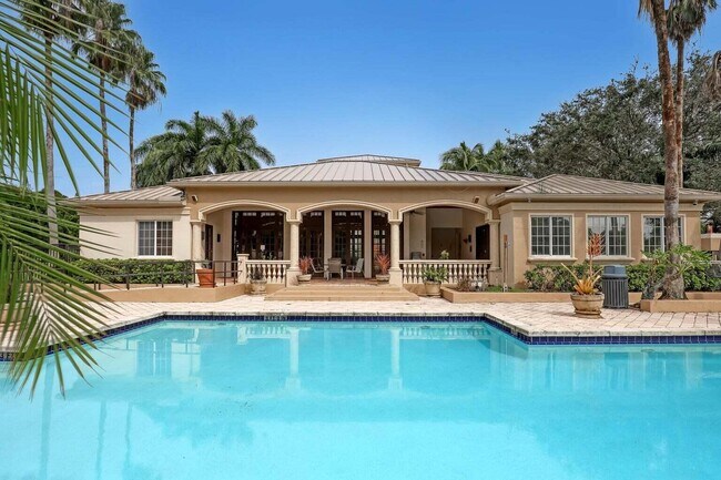 Building Photo - 1700 Crestwood Ct S