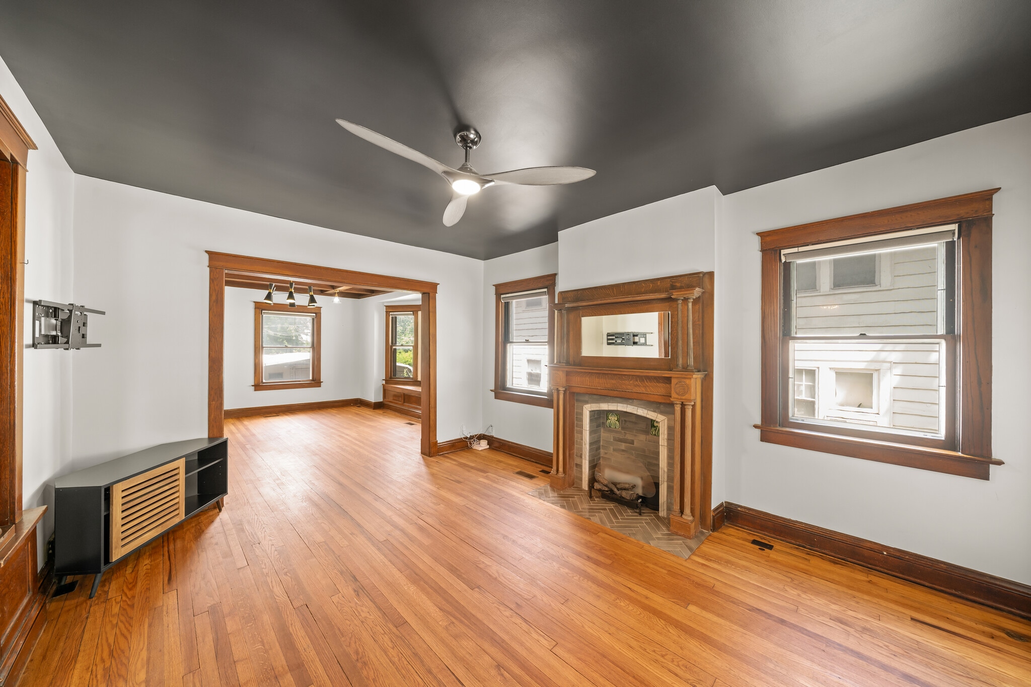 Building Photo - 834 W 39th Ter