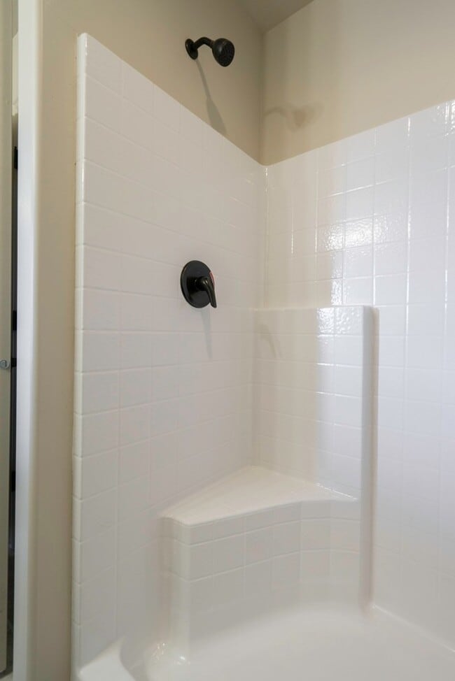 Building Photo - Townhome available in Millcreek Springs with a community pool!