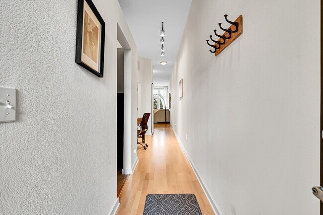 Building Photo - Immaculate, Fully Furnished  1-Bed 1-Bath Condo- Available Now!