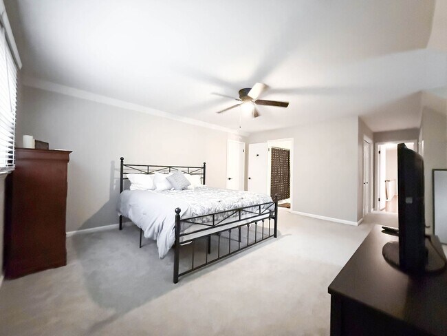 Building Photo - NO APPLICATION FEE FOR 72 HOURS! Spacious Fully-Furnished 5-Bedroom Home | Mid-Term Rental in Gre...