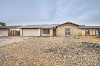Building Photo - -$500 OFF FIRST MONTH RENT-READY TO VIEW NOW! 4 Bedroom 2 Bath Home in Phoenix!