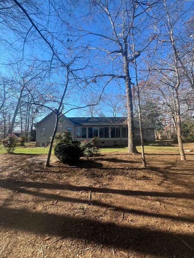 Building Photo - Beautiful 3 Bedroom 3 Bathroom Single Family Home