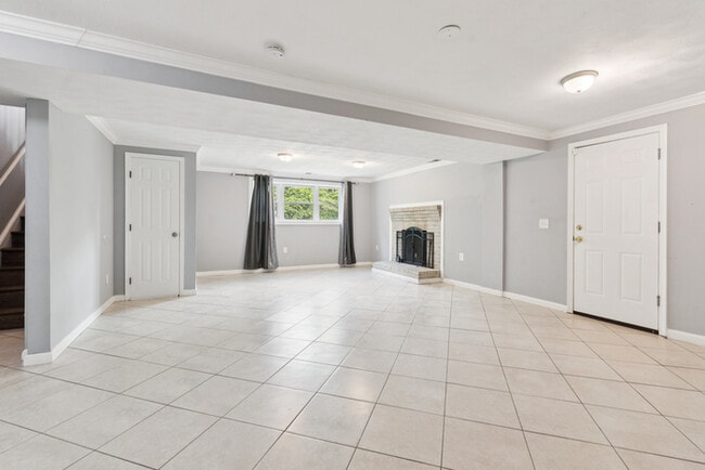 Building Photo - Pet Friendly Mid-Century Modern 4/Bedroom,...