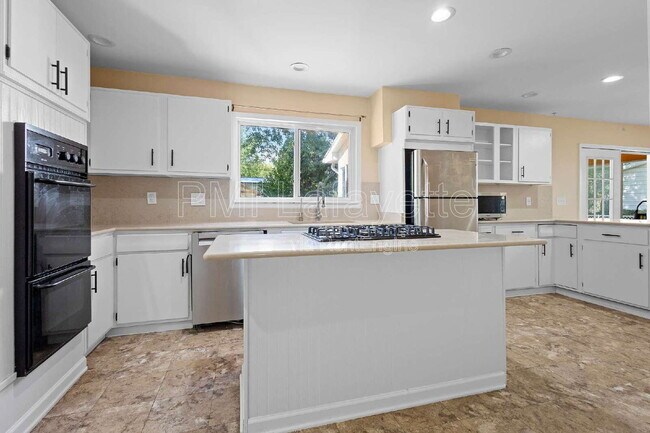 Building Photo - 2241 Indian Trail Dr