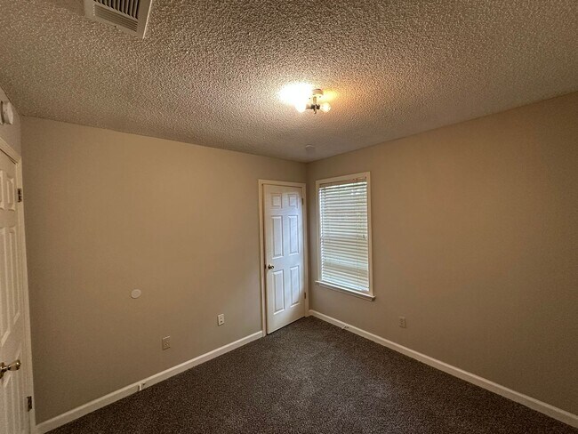 Building Photo - Newly Painted Cordova Home Off Autumn Cree...