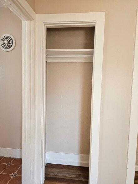 Building Photo - 527 1/2 W 19th St